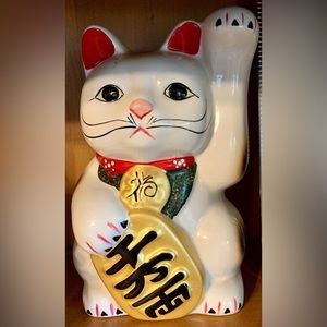 LUCKY CAT STATUE
